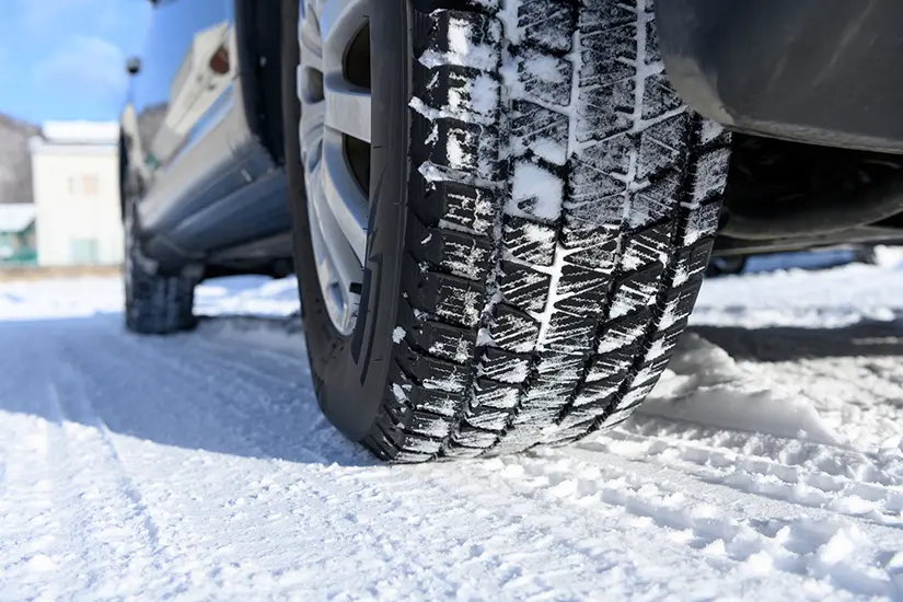 写真：雪道とスタッドレスタイヤ